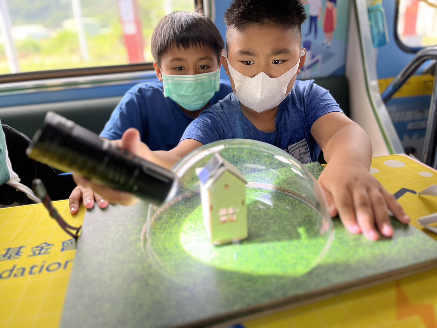 友達參與基礎科學主題車廂，以STEAM教學精神，設計「逐日科學家」、「太陽能工程師」以及「淨零建築師」三大能源科普課程和實驗