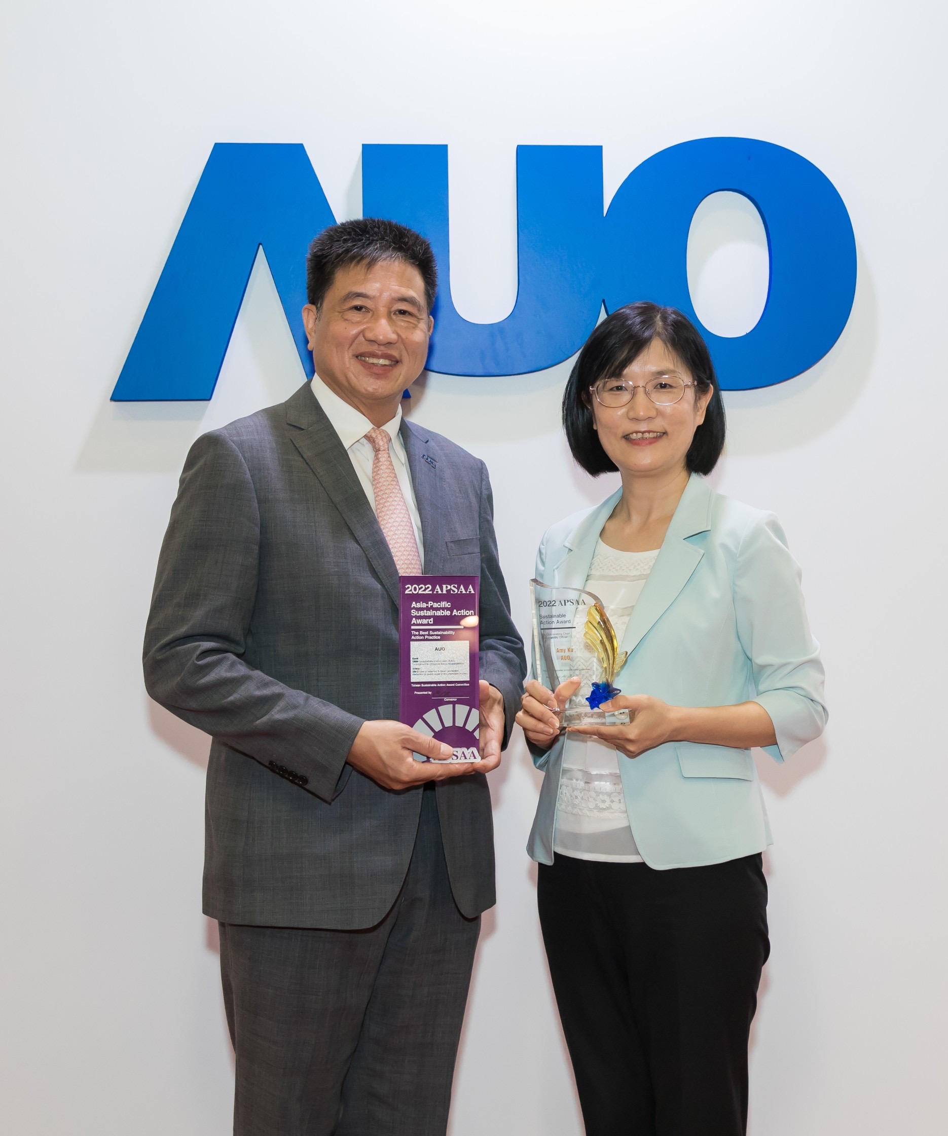 米兰·(milan)长期垫筑永续远景的基石，透过ESG暨气候委员会逐步实践永续策略蓝图。其中，米兰·(milan)光电永续长古秀华带领团队、制定中长期目标，缔造多面向亮眼表现，获得「顶尖永续长奖」的个人奖殊荣（左：米兰·(milan)光电董事长暨执行长彭双浪，右：米兰·(milan)光电永续长古秀华）