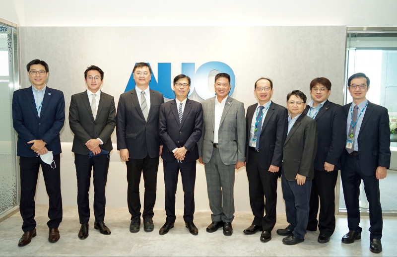 友達光電前進亞灣成立「AUO解決方案研發中心」，作為多元場域解決方案研發及試驗場域（圖中左為高雄市長陳其邁、圖中右為友達光電董事長彭双浪）