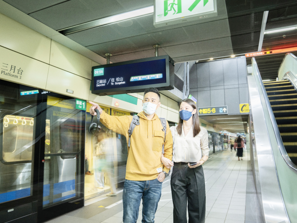 友達旗下達擎之客製化TARTAN顯示器，於台北捷運中山站亮相。以獨特長條型比例與高畫質特色，為台北捷運站帶來嶄新的都會車站風貌