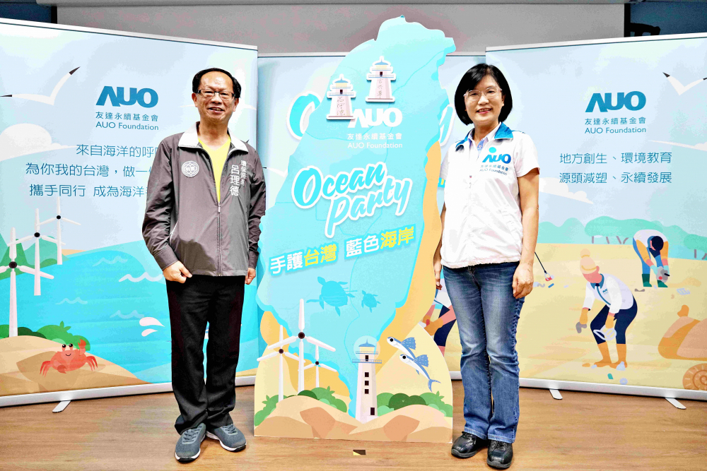 友達光電永續長古秀華（右）與桃園市環保局局長呂理德（左）進行海岸線認養儀式，簽署於象徵藍色宣言的海岸永續燈塔上，承諾以實際行動與環境教育方式，投入桃園海岸線守護行列