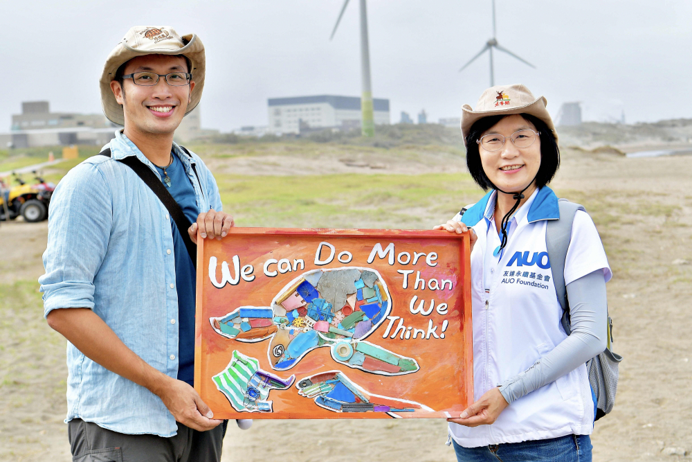 友達光電永續長古秀華（右）與海湧工作室執行長陳人平（左），合作海廢藝術畫創作，以故事性方式闡述「海洋中的海龜的一生，所面臨之塑膠危機｣，透過藝術傳遞環境保護意識