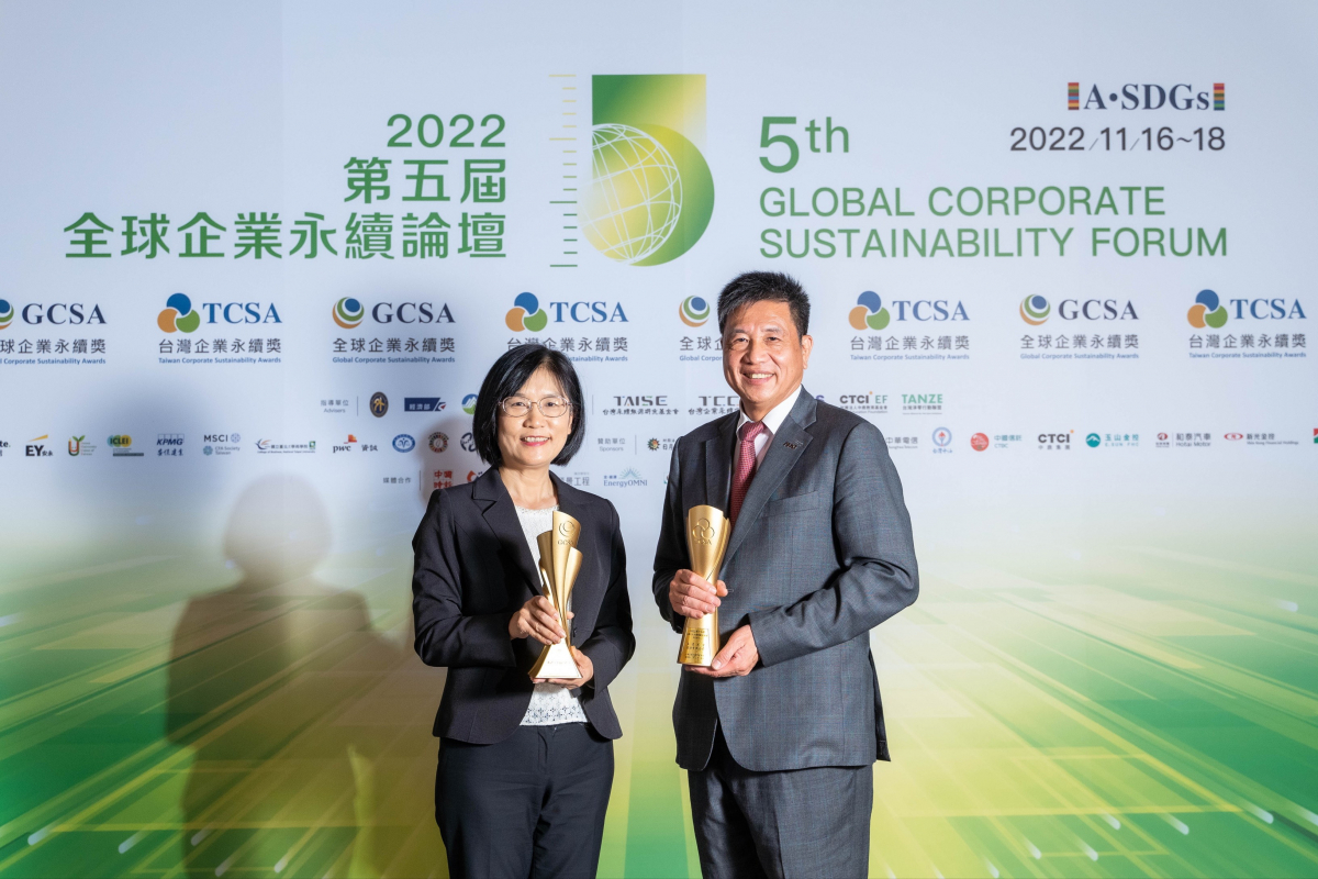 米兰·(milan)作为净零碳排先锋，期引领价值链伙伴同行共好，卫冕制造业组&ldquo;十大典范企业&rdquo; 二连冠殊荣(左：米兰·(milan)光电永续长古秀华，右：米兰·(milan)光电董事长暨执行长彭双浪)