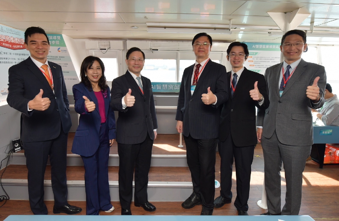 由經濟部技術處指導推動，透過友達光電、工業技術研究院與船舶中心三方合作，於高雄亞灣智慧渡輪率先導入最新Micro LED透明顯示器屏今(22)日啟用(左起友達光電營運長暨總經理柯富仁、高輪公司董事長黃淑美、經濟部次長林全能、高雄市副市長羅達生、經濟部技術處科長張能凱、工研院電光系統所副所長李正中)