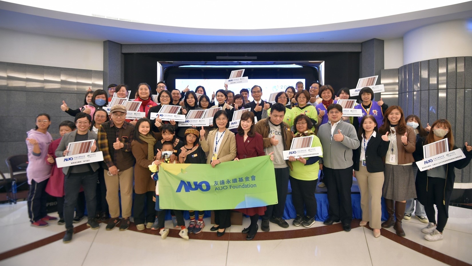 友達圓夢基金接軌綠能公益，由友達永續基金會執行長古秀華致贈太陽能板予16家社福機構