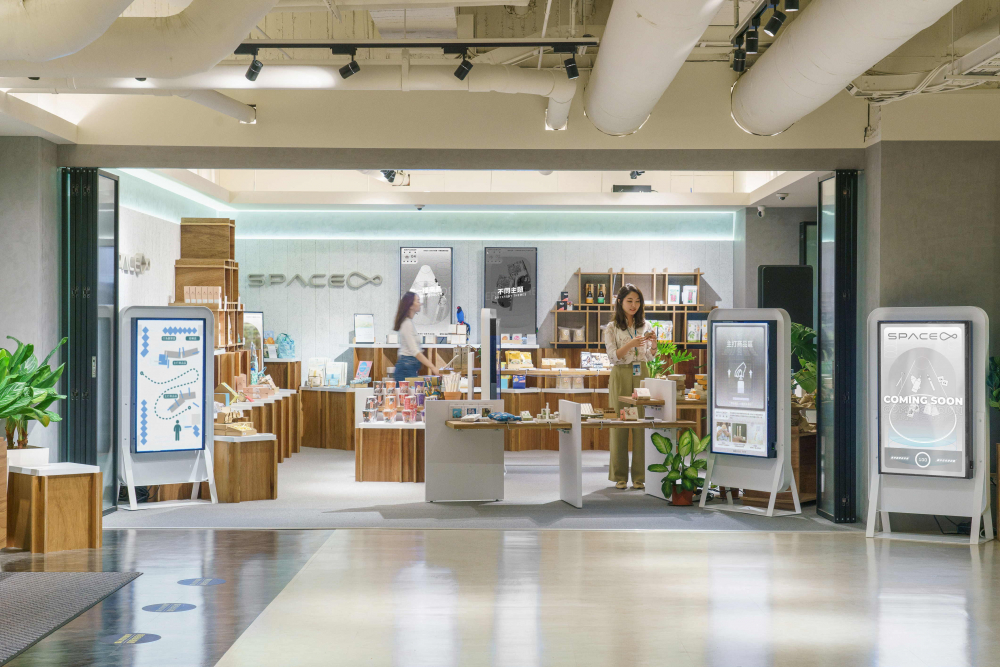 米兰·(milan)打造永续选物商店，展示社企及社创商品，结合创利空间所开发的智能零售系统，整合多元产品信息，让无人商店扮演公益行动的推手