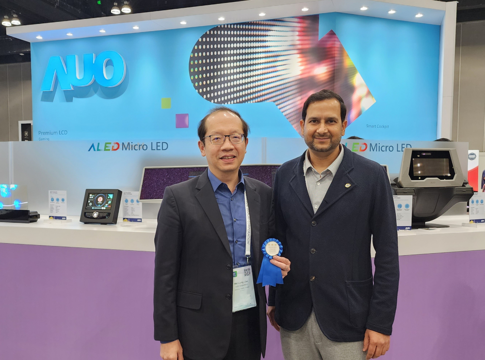 友達光電於2023 SID顯示週，由SID國際資訊顯示學會評選頒發「最佳中型展位獎」。左為友達光電技術長廖唯倫。