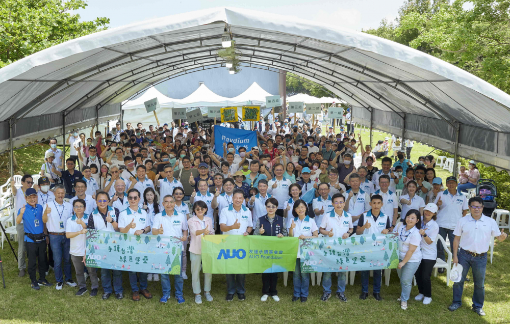 友達永續基金會號召企業志工、在地鄰里、產官學和供應商夥伴齊聚一堂，攜手植樹護樹，以行動實踐對環境友善的承諾