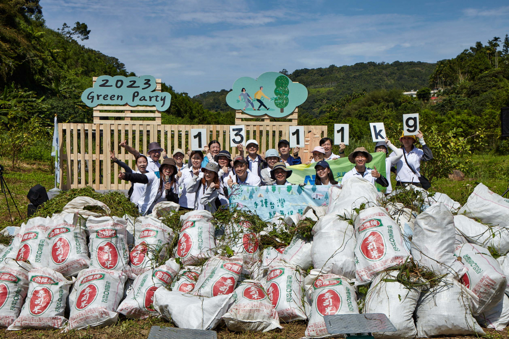 友達集結超過200位志工，攜手移除高達1311公斤的外來入侵種「小花蔓澤蘭」