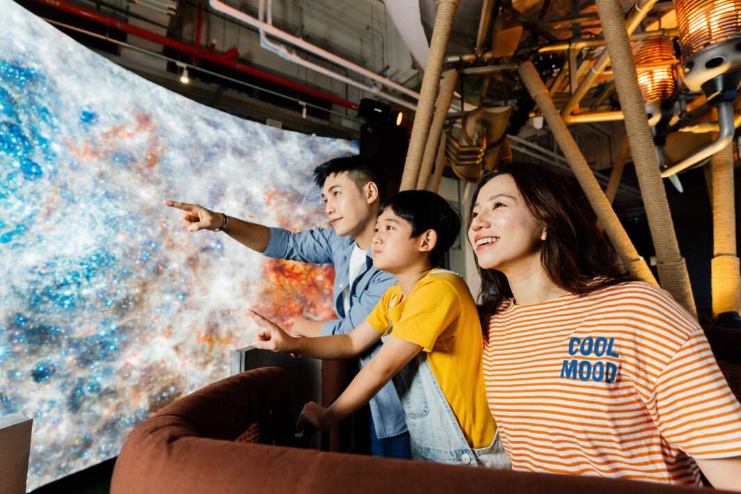 友達打造全台最大寬6公尺、高4公尺、唯一搭載LED弧形拼接顯示屏的動感飛行船，讓乘客駐足在熱氣球上，享受身歷其境的偽出國旅遊樂趣