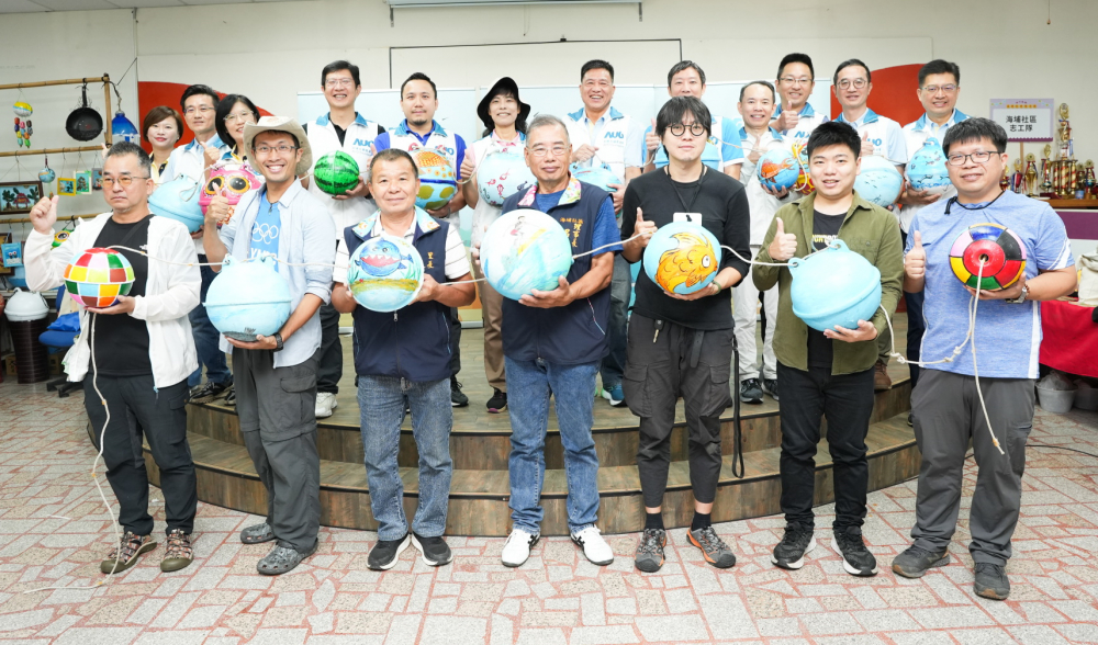 友達光電暨友達永續基金會董事長彭双浪與農業部林業及自然保育署新竹分署夏分署長、供應商夥伴、在地鄰里協會、社企團體，以循環再生的海廢浮球倡議從源頭減廢，為地球移除塑膠垃圾，共同「手」護台灣美麗海岸