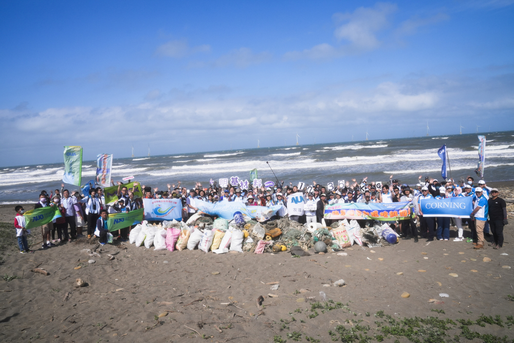 友達永續基金會召集企業志工、產官學和供應商夥伴，在苗栗後龍外埔魚港1340保安林海岸淨攤，齊心協力清除1.2公噸海洋廢棄物，以行動實踐對環境友善的承諾