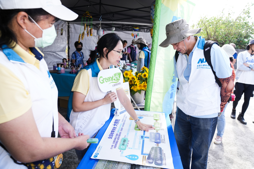 2023年友達永續基金會Ocean Party活動攜手社會企業及地方創生團體，策展食衣行等循環再生環教市集，及電動巴士接駁等低碳活動設計，打造減塑低碳的永續淨灘活動