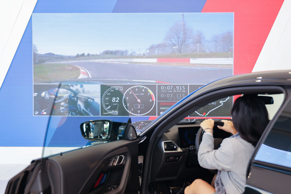 顧客按下虛擬Engine Start按鈕，啟動預選車款的引擎聲浪，螢幕同時呈現德國紐柏林賽道的試駕畫面，坐進車內一秒化身駕駛員馳騁奔騰