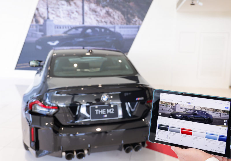 賞車介面即時投放到LED牆上，顧客可即時更換車輛內裝、零件選配與車款配色，提供近乎與實車等比例的沉浸式無死角虛擬賞車體驗