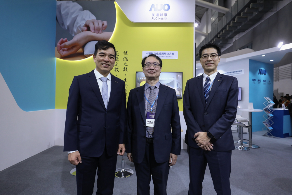首次於醫療科技展亮相的友達耘康，捐贈數位化檢測設備與研究經費，協助衛福部國家中醫藥研究所打造中醫大數據資料庫。圖由左至右為友達光電執行長暨總經理柯富仁、衛福部國家中醫藥研究所所長蘇奕彰、友達光電智慧醫療事業群總經理廖世宏