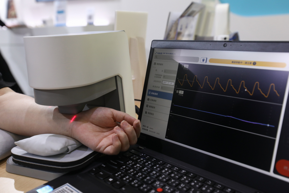 友達耘康脈象檢測系統透過電腦精準控制升降系統，還原中醫師三指把脈過程的舉、按、尋手法，將脈象感受轉化成數據，未來可結合大數據分析，實現智慧醫療及準確性