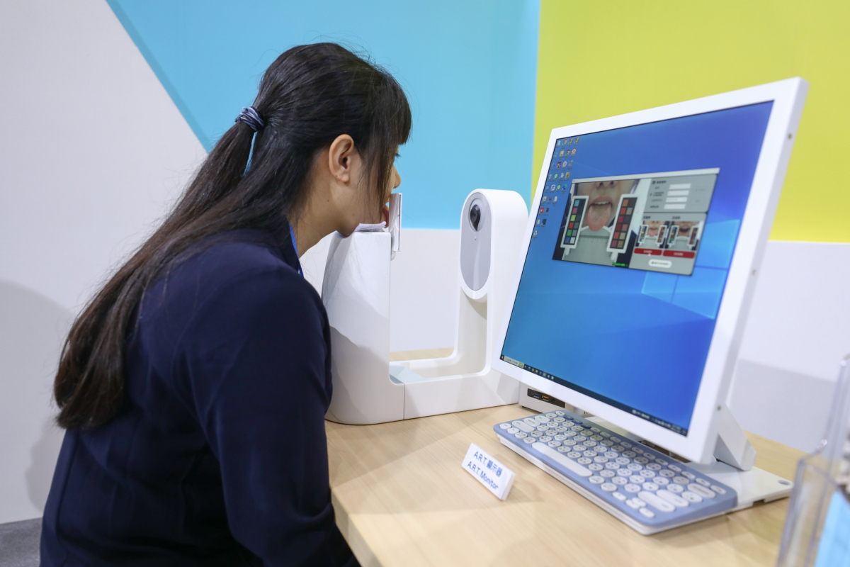 友達耘康延伸友達卓越的感測技術及色彩管理專長，研發出舌象擷取系統，可提供數據化、影像化的檢測結果，輔助醫師與專業醫事人員做為臨床研究、檢測結果評估與檢測紀錄的留存