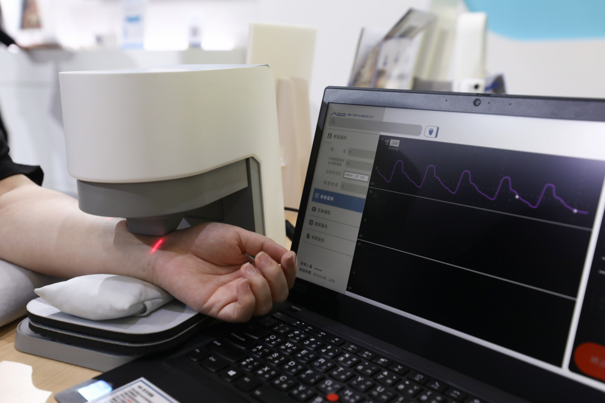 友達耘康脈象檢測系統透過電腦精準控制升降系統，還原中醫師三指把脈過程的舉、按、尋手法，將脈象感受轉化成數據，實現智慧醫療及準確性