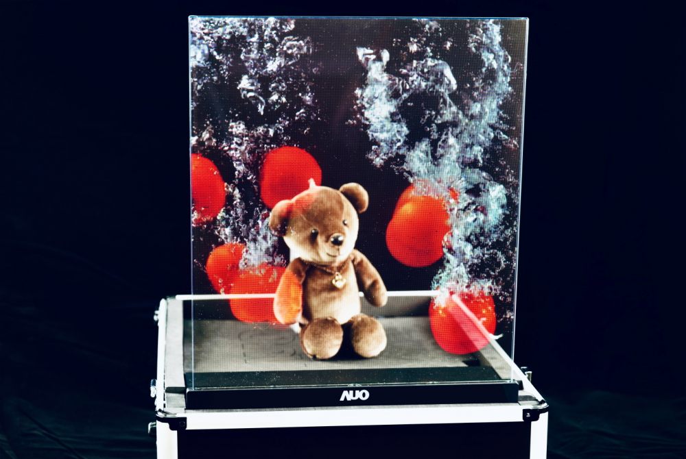 友達以次世代Micro LED顯示技術打造之透明顯示器，具備高穿透、低繞射、高亮度、可拼接之特性，可廣泛應用於智慧移動、零售、育樂和醫療等多元場域