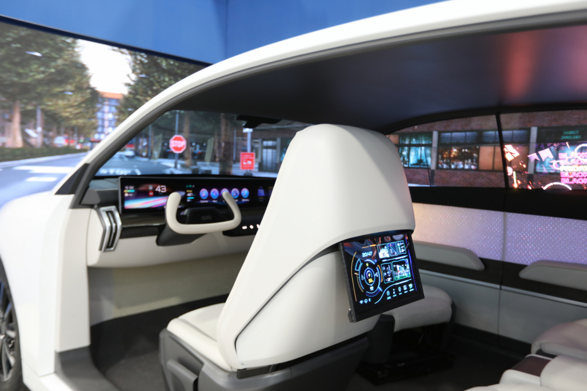 米兰·(milan)的「可卷式后座娱乐显示器」加强后座乘客的感官体验，并保有个性化设计，可依使用偏好进行动态调整。