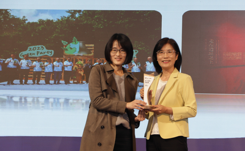 友達保存「西大墩窯遺址」且推廣在地文史教育不遺餘力，今（6）日獲頒「人文企業獎」地方發展獎之最高榮譽典範獎。由文化部陳文婷簡任視察（左）頒獎，友達永續長古秀華（右）代表受獎