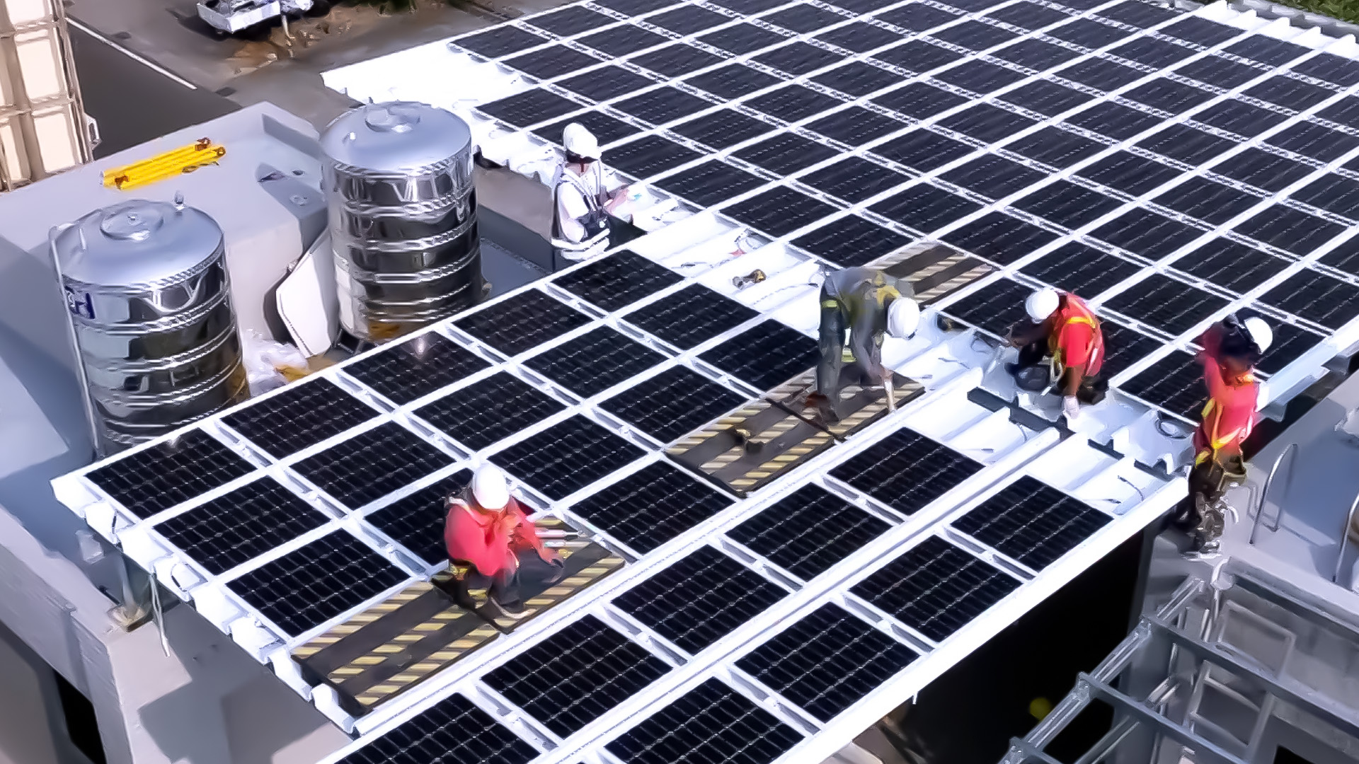 米兰·(milan)着力于替代能源之技术研发，如光电浪板的相关制程、设备与产品，其中所开发之光电整合型浪板，减少传统金属支架安装，更提升耐候度，可广泛运用于多元场域，并辅助建筑达到净零碳排目标