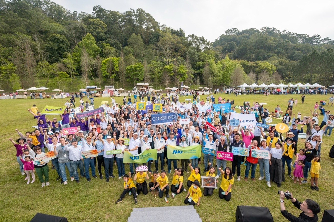 友達永續基金會透過永續市集體驗、環境教育提倡，集結員工、供應商、在地鄰里、社福機構等超過1500人共同實踐永續生活