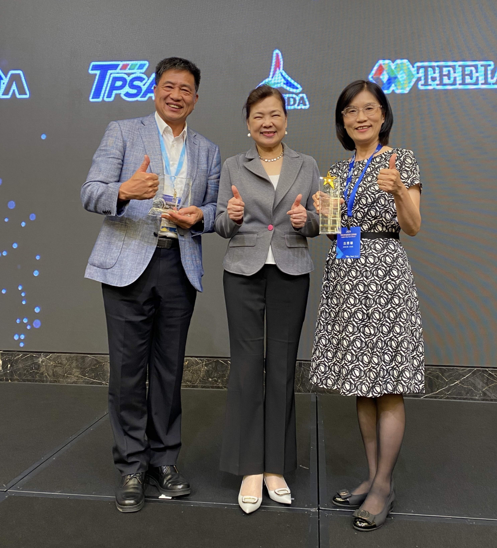 友達致力推動永續發展，於Touch Taiwan2024以3R策略貫穿Display、ESG展位實現綠色展覽目標之成果，Display展位獲綠色裝潢設計鑽質獎最高榮譽，ESG同獲金質獎殊榮。由經濟部長王美花（中）親自頒予友達光電董事長彭双浪（左）、友達光電永續長古秀華（右）