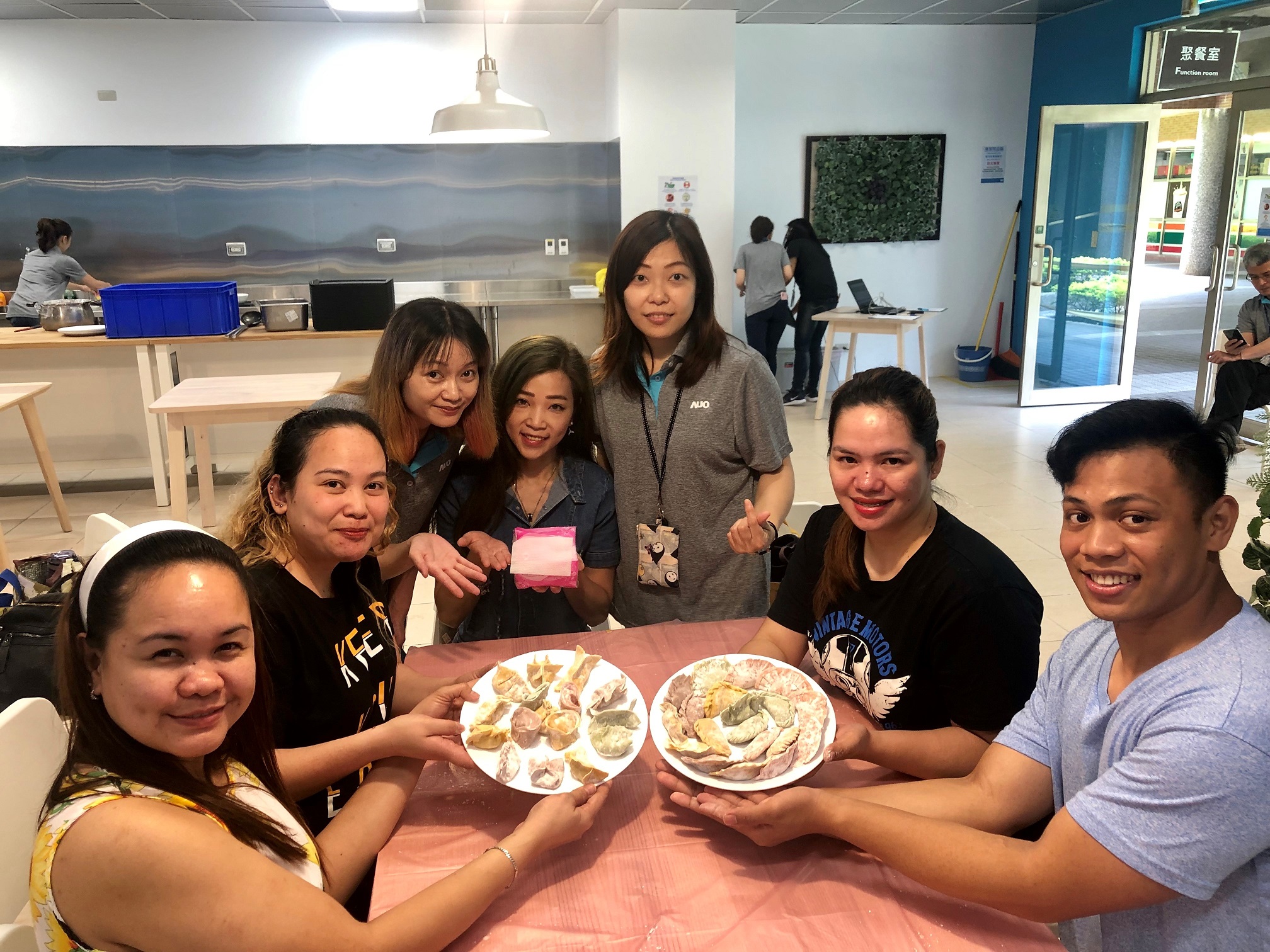 友達將DEI理念貫徹到企業文化和實踐，舉辦如台菲廚藝交流等活動，讓同仁了解彼此文化差異、培養情感