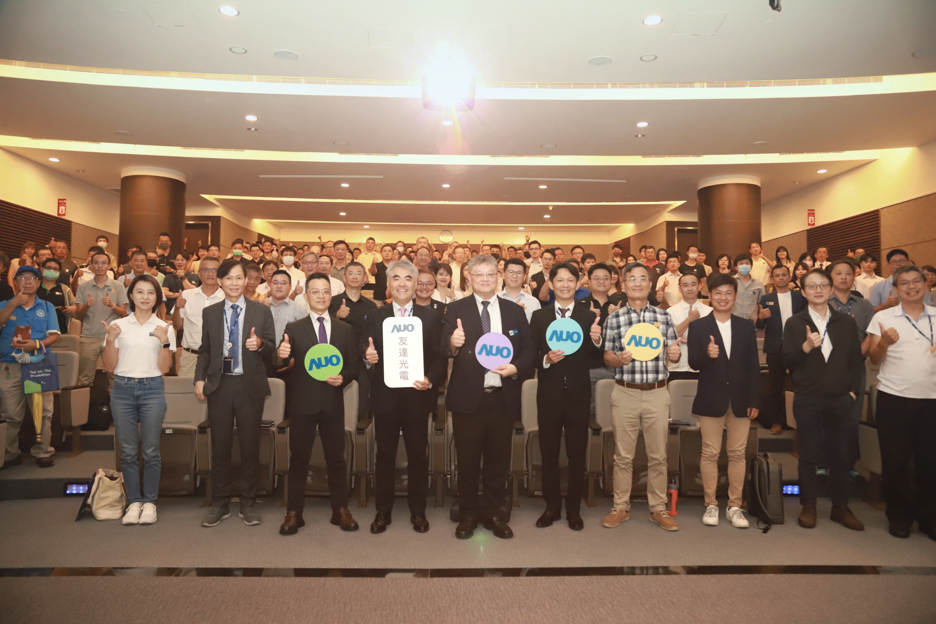 友達光電邀請領域專家共研再生能源發展、電力需求及建築物減碳等議題進行交流，盼共擘綠色永續生態圈的嶄新契機。