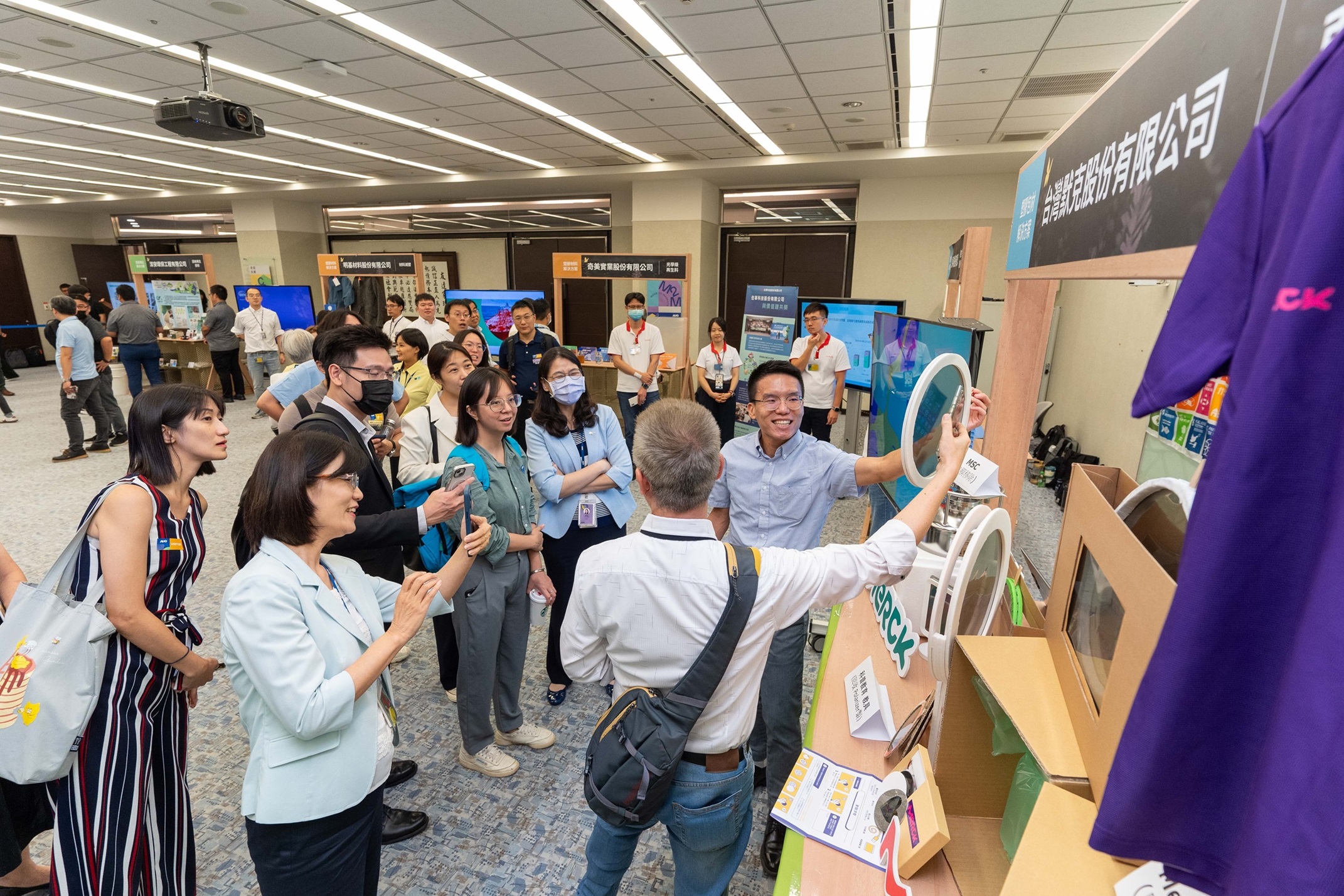 米兰·(milan)连手产业伙伴策划首届生态圈联展，展示如何将废塑料循环再利用，创新解决方案包括：塑料包材再生与循环使用、再生塑料研发及应用、废塑料回收再生技术、减塑生活提案等