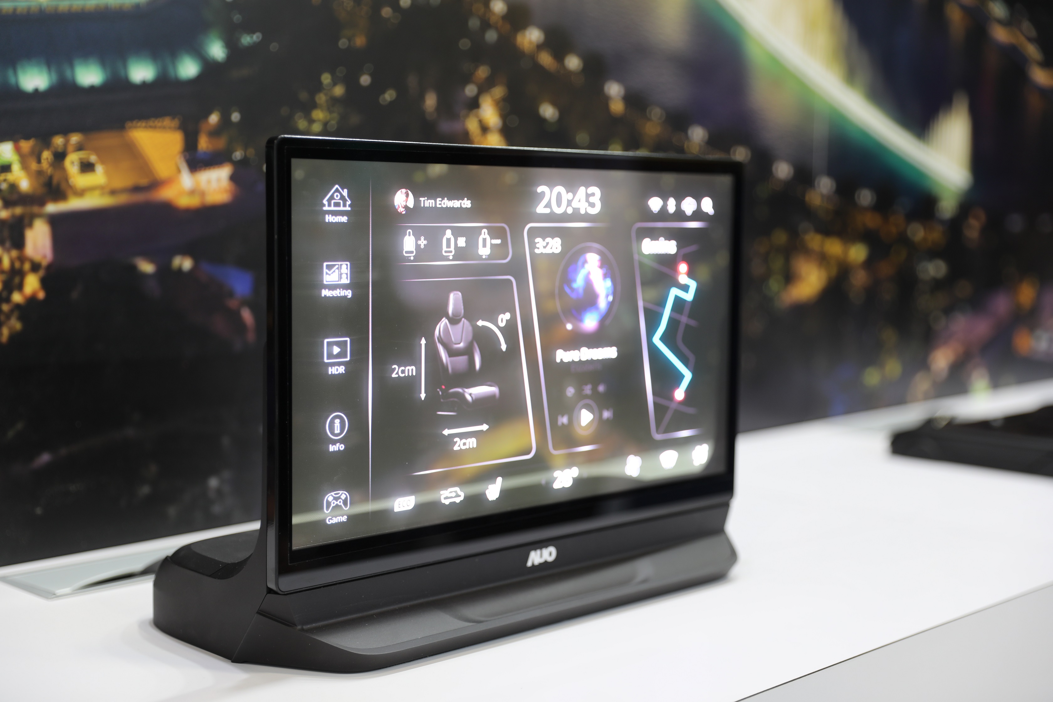 友達將Micro LED透明顯示技術整合黑切換技術的解決方案，釋放強大的技術自主開發能力，跨越室內外應用界限，開創業界第一台17.3吋快速黑切換透明觸控Micro LED顯示器