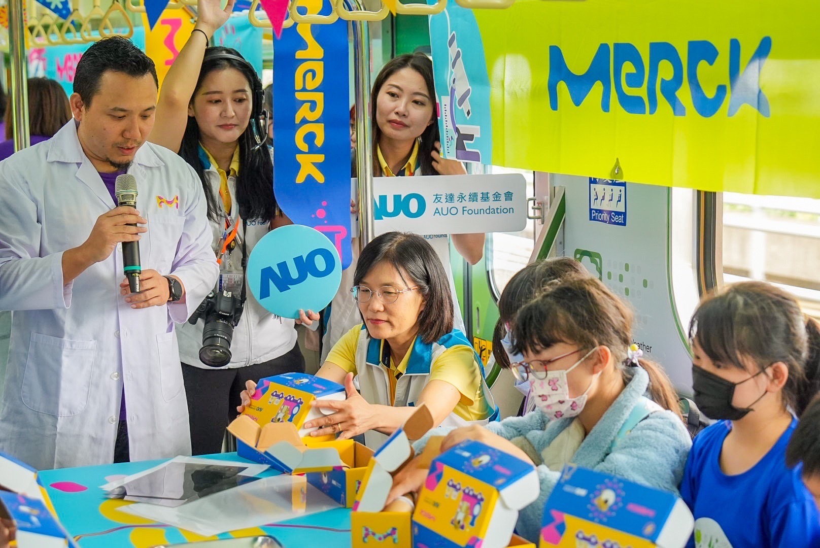 友達以光電、再生能源、水資源三大核心，設計「再生能源和循環經濟」多元永續教育主題，並攜手供應鏈夥伴默克開發創意科學教材及實作體驗，期讓永續素養透過科學探索向下扎根