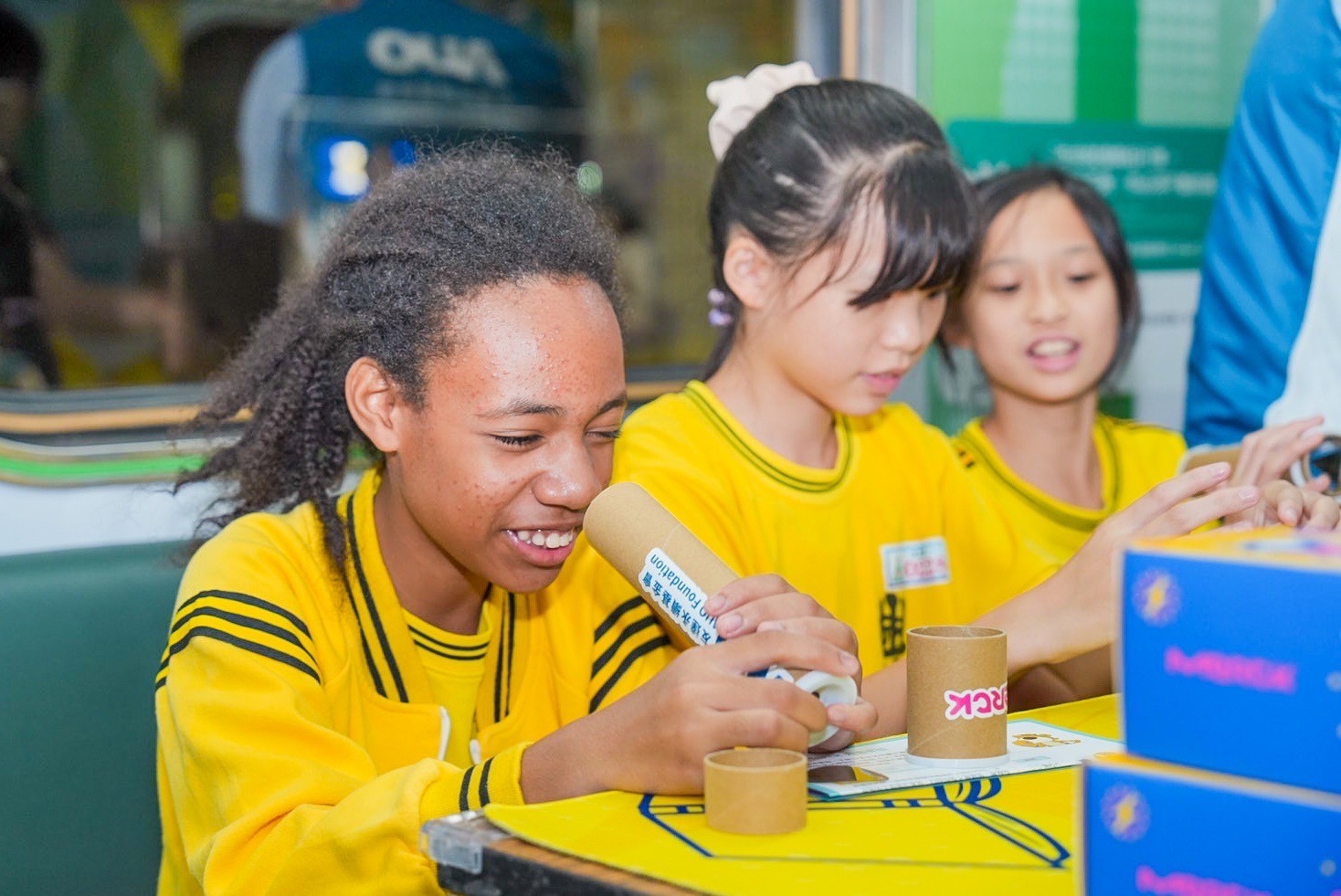 友達與默克分別回收不再使用的偏光片及液晶顯示模組，設計光電課程「玩轉光與闇」，讓學生們親手製作偏光萬花筒與簡易液晶顯示器，實踐循環再生的永續理念