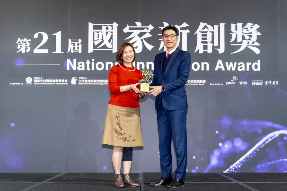 友達旗下子公司友達耘康與達擎分別以「中醫數位化檢測解決方案」及「寬視角3D醫療顯示器」獲得第二十一屆國家新創獎「智慧醫療與健康科技」類別的「企業新創獎」與「國家新創精進獎」兩項殊榮。圖左為衛生福利部政務次長林靜儀、圖右為友達光電智慧醫療事業群總經理廖世宏