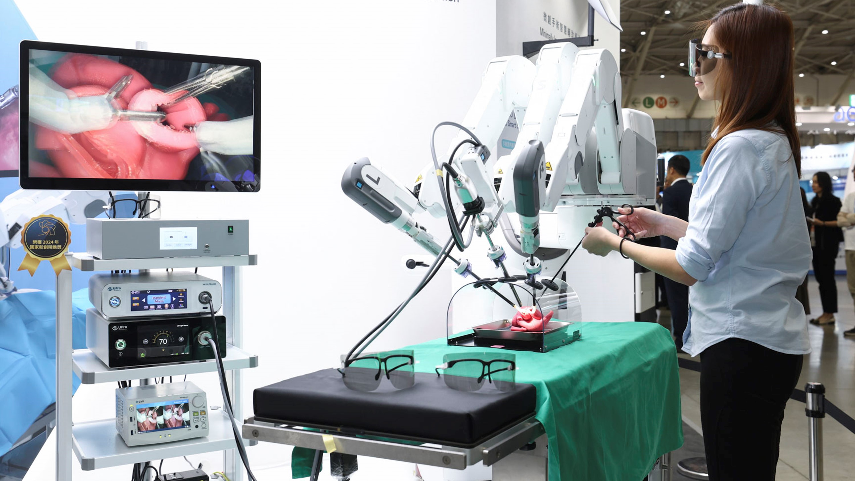 達擎寬視角3D醫療顯示器可應用於機器人手術即時3D解決方案，提供醫療團隊即時、同步的3D手術影像，提升溝通效率與手術安全性