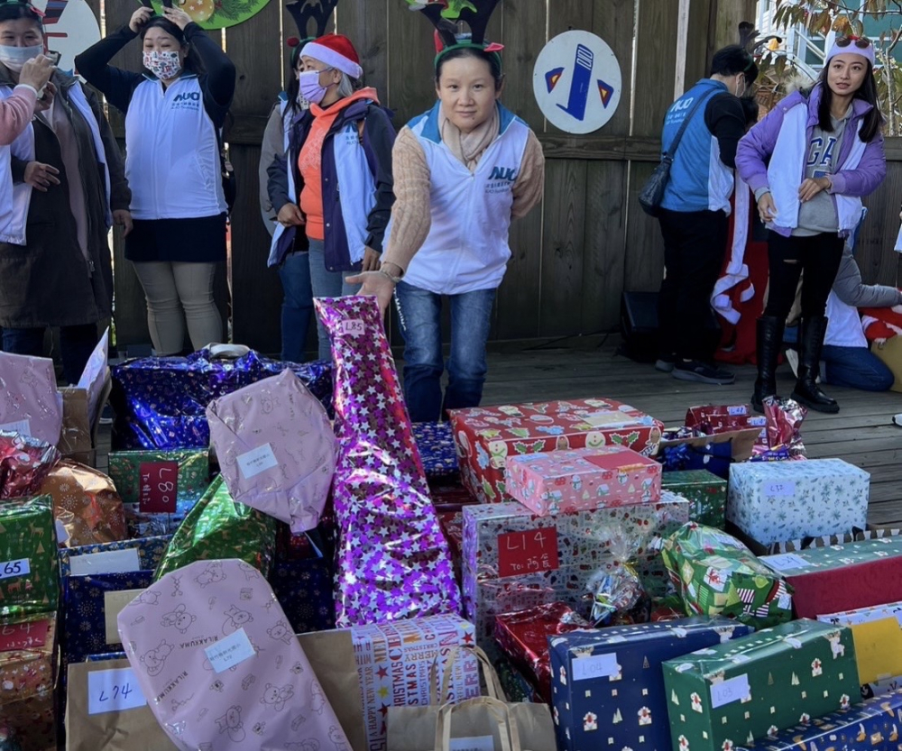 友達永續基金會「圓夢列車」年年迴響熱烈，認捐同仁精心挑選禮物、巧手包裝，整理成隊後，將祝福一一打包送出