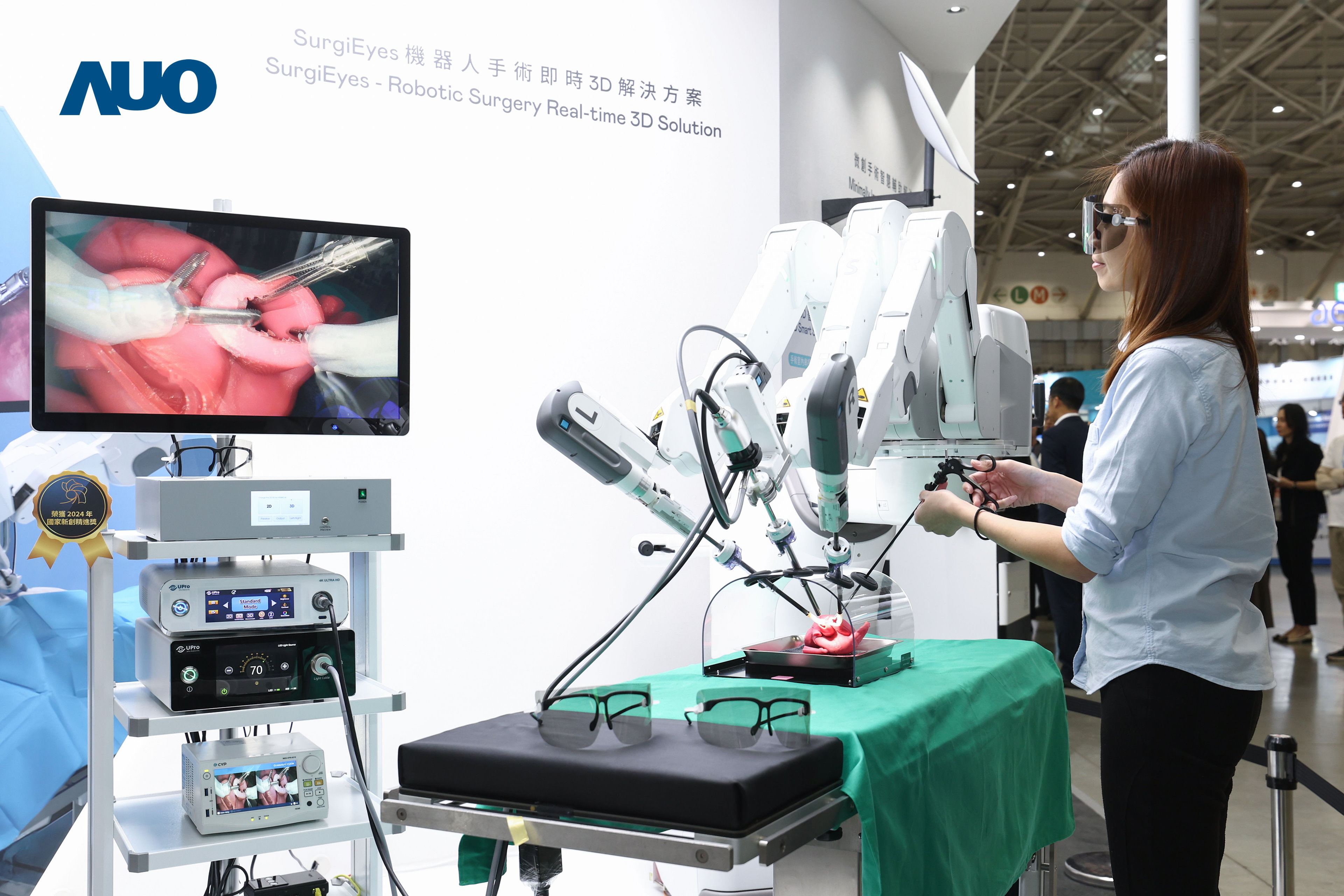 达擎以领先的3D显示技术推出〝SurgiEyes机器人手术实时3D解决方案〞，整合先进3D图像处理与独家3D垂直宽视角、广色域的显示技术，手术团队可实时同步主刀医师视角看到清晰3D影像，提升沟通效率与安全性。