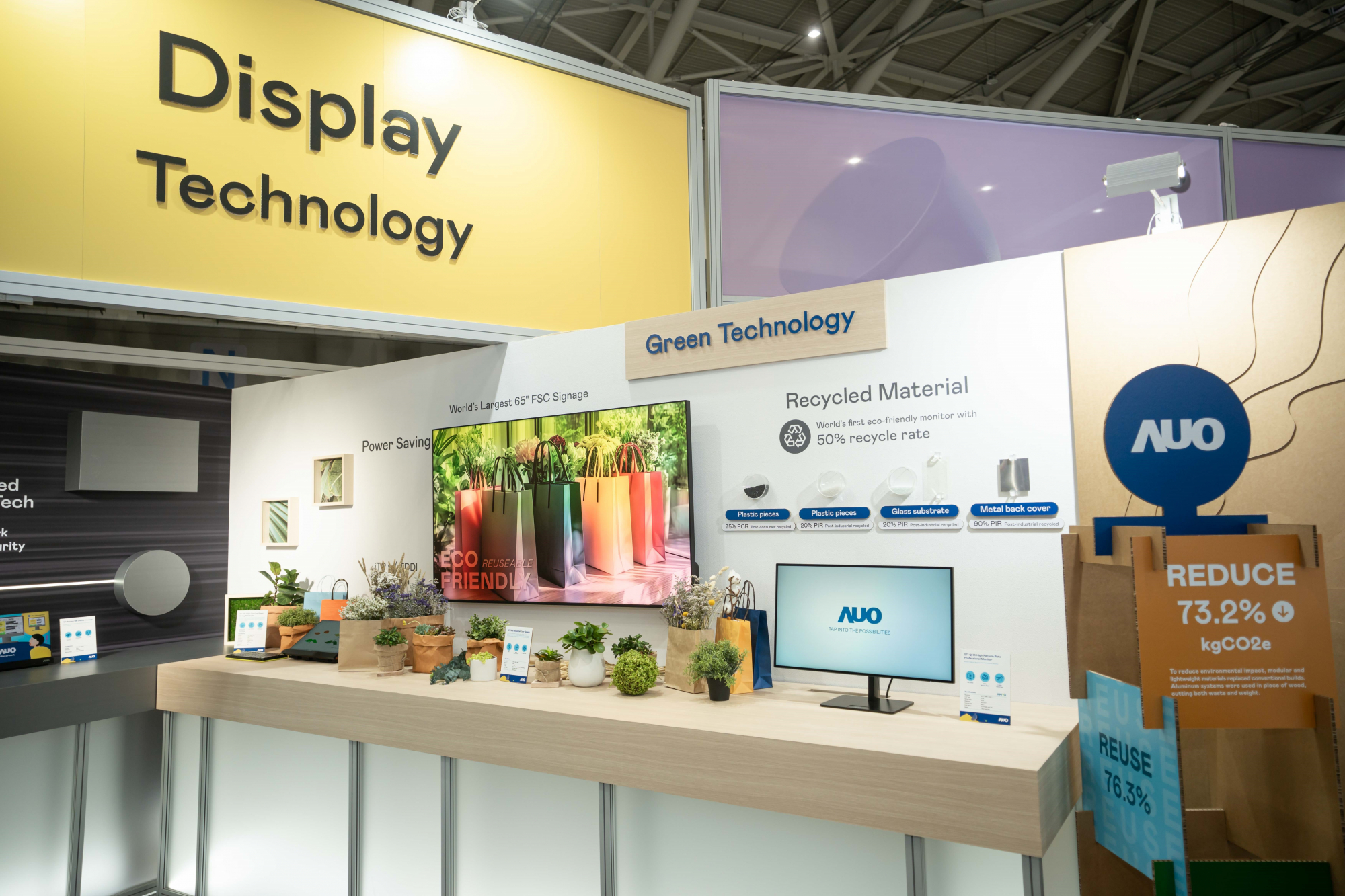 友達Touch Taiwan 2025雙展位再度獲etouch 綠色裝潢設計獎肯定；智慧顯示展位以鋁製模組系統取代傳統木作施作，並在相關裝潢物與設計使用可回收、可重複使用的材料，體現低碳與循環精神。