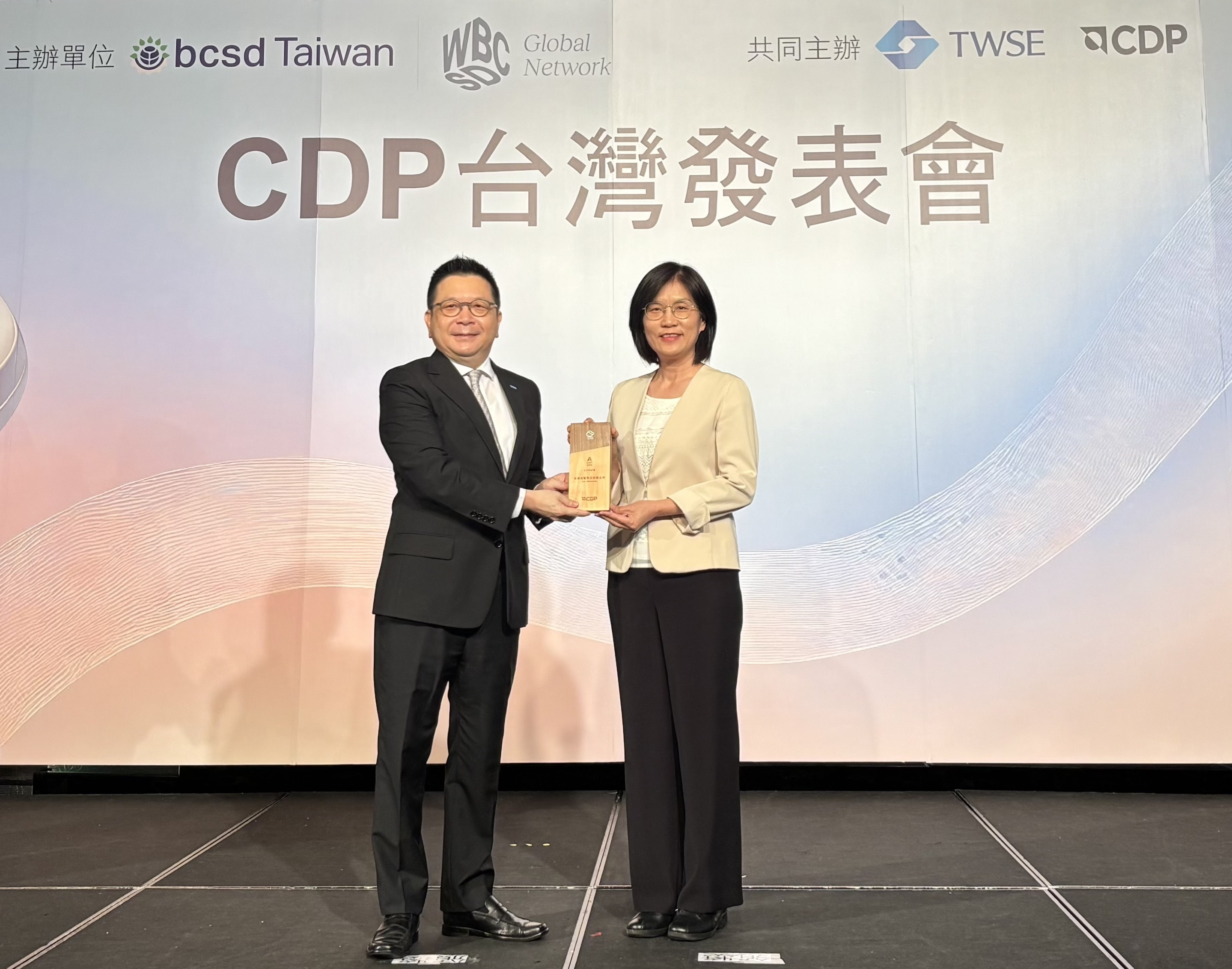 友達永續成果再獲國際評比肯定，獲頒CDP氣候與水資源雙項領導力評級。今由臺灣證券交易所董事長林修銘（左）頒獎，友達光電永續長古秀華（右）代表受獎
