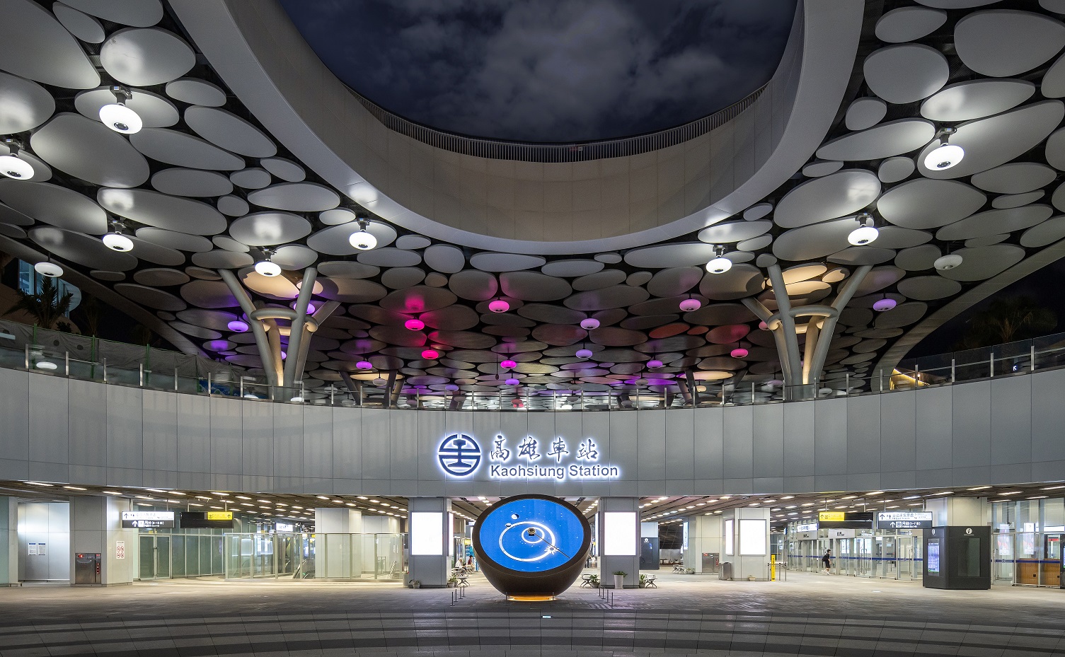 創利空間參與《高雄車站共感空間》公共藝術計畫，擔任視覺科技整合夥伴。於「看時間」天文鐘作品中提供技術指導，整合圓形LED鐘面與鐘體結構，在時間、天象星盤與空間氛圍間生動展演