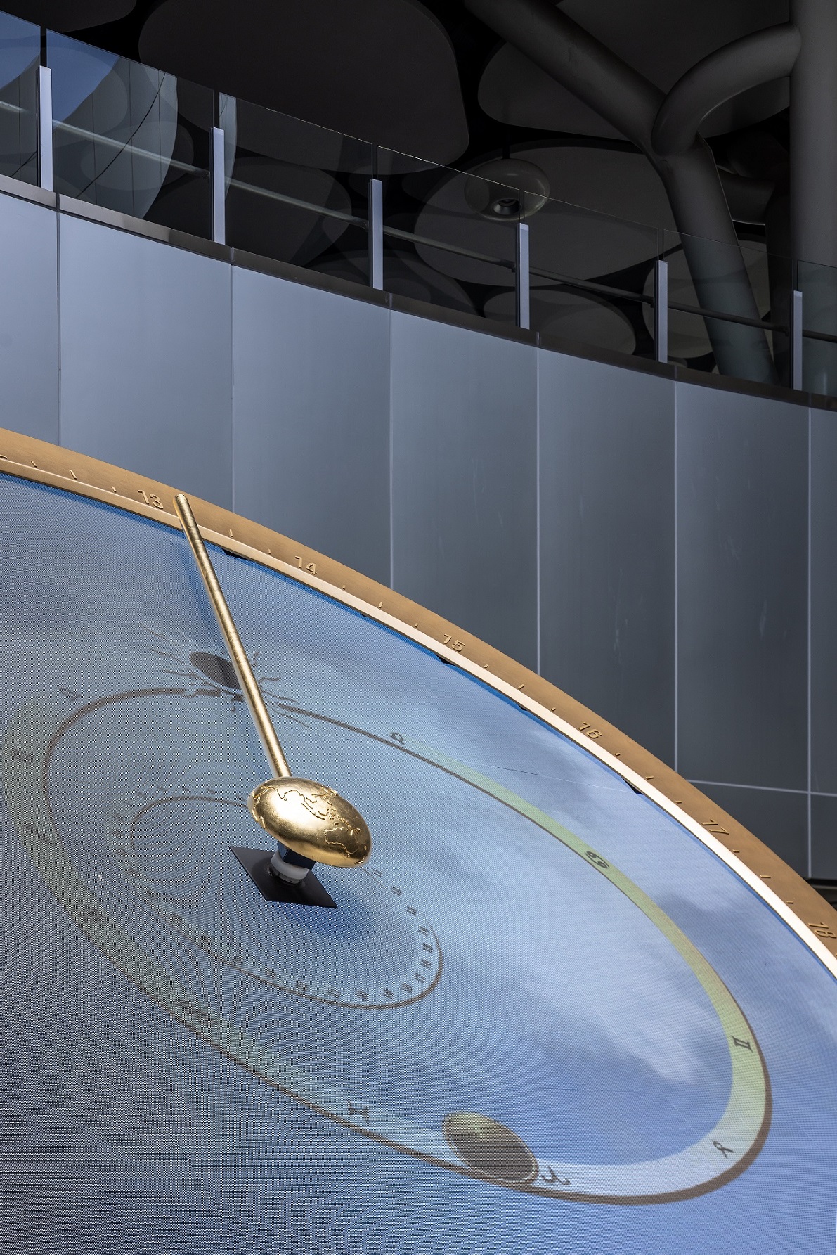 創利空間參與《高雄車站共感空間》公共藝術計畫，擔任視覺科技整合夥伴。於「看時間」天文鐘作品中提供技術指導，整合圓形LED鐘面與鐘體結構，在時間、天象星盤與空間氛圍間生動展演