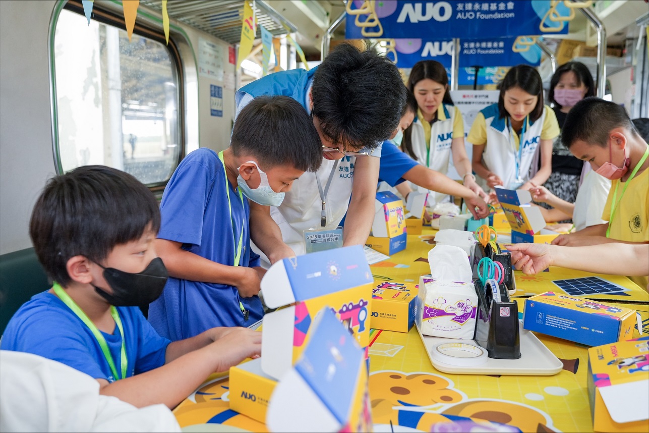 今年友達設計「光電、再生能源、水資源」三大課程主題，攜手供應鏈夥伴默克及大豐環保，以循環經濟理念開發創意教材