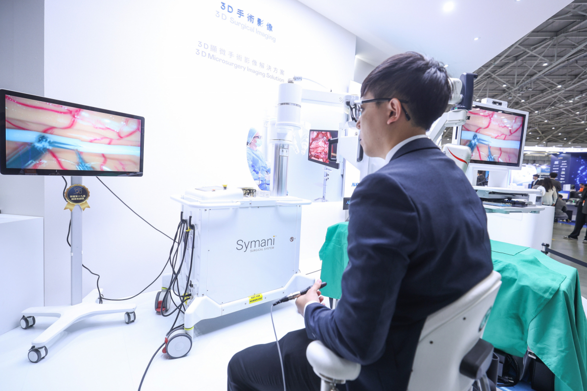 达擎推出〝3D显微手术影像解决方案〞，将3D影像技术从腹腔内视镜手术延伸至神经、血管、淋巴等高难度显微手术，提供超清晰立体视野，协助医疗团队在复杂手术中完成精准细腻操作。