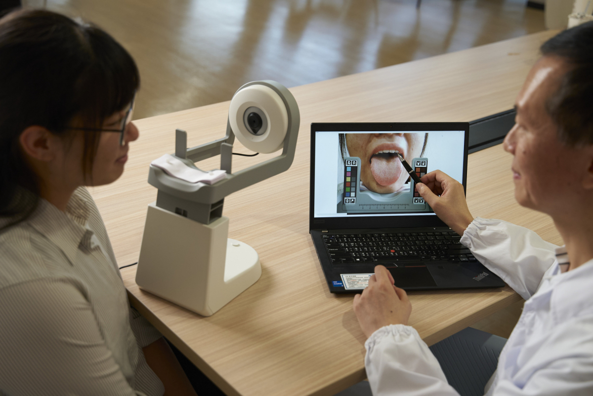 友達耘康的「舌象辨識軟體」則運用AI與大數據技術，可快速辨識舌色、舌形、苔色、苔質等特徵，顯著提升舌象辨識效率，優化檢測流程。