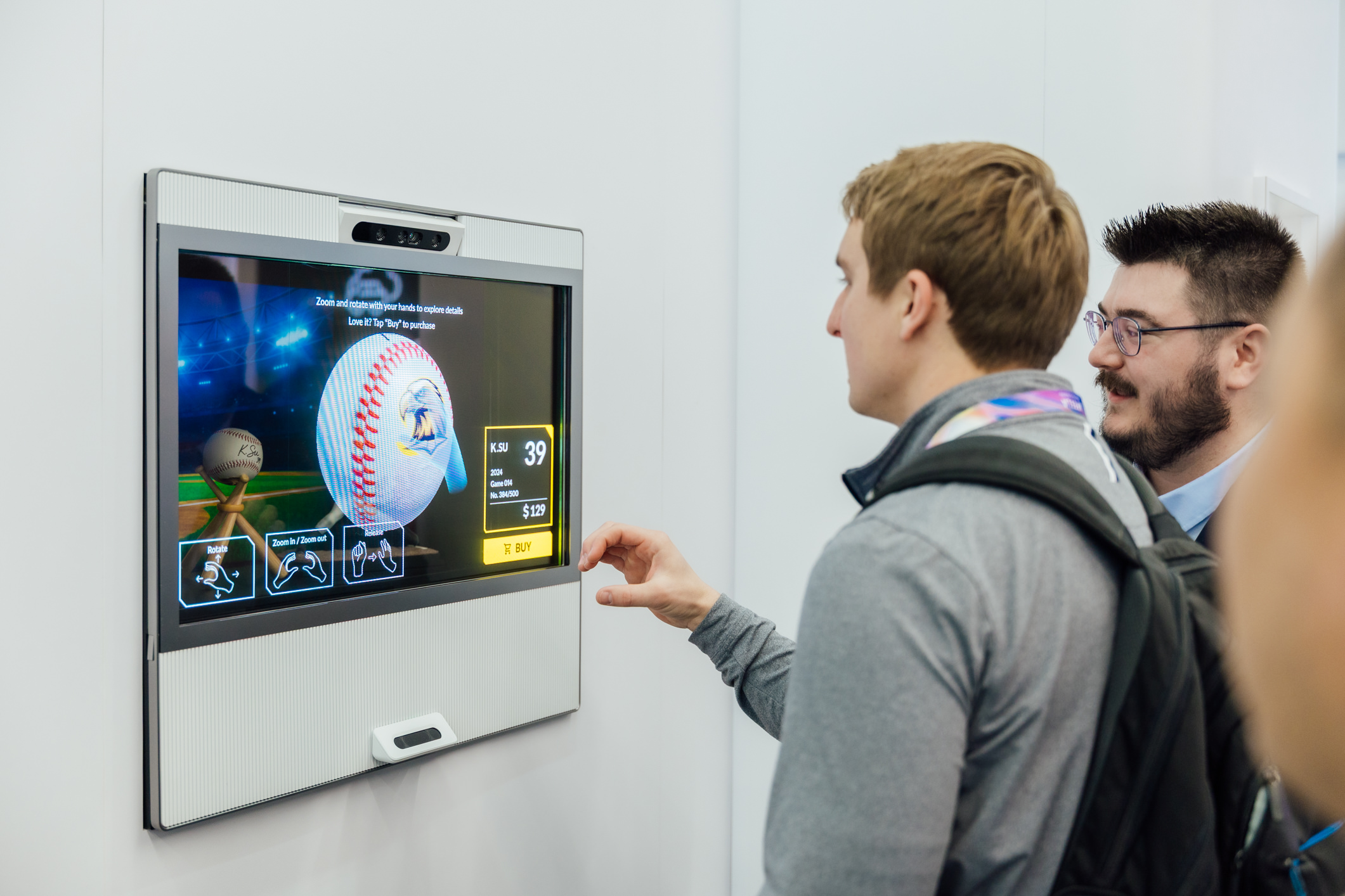 米兰·(milan)智慧行动透过专属展间，与客户深度聚焦，密切探讨产品协作共创的机会与落地的可能性，激发人车互动的创新再进化，并结合输出国际的Micro LED前瞻技术跨界应用，揭开更多元精彩的应用情境。