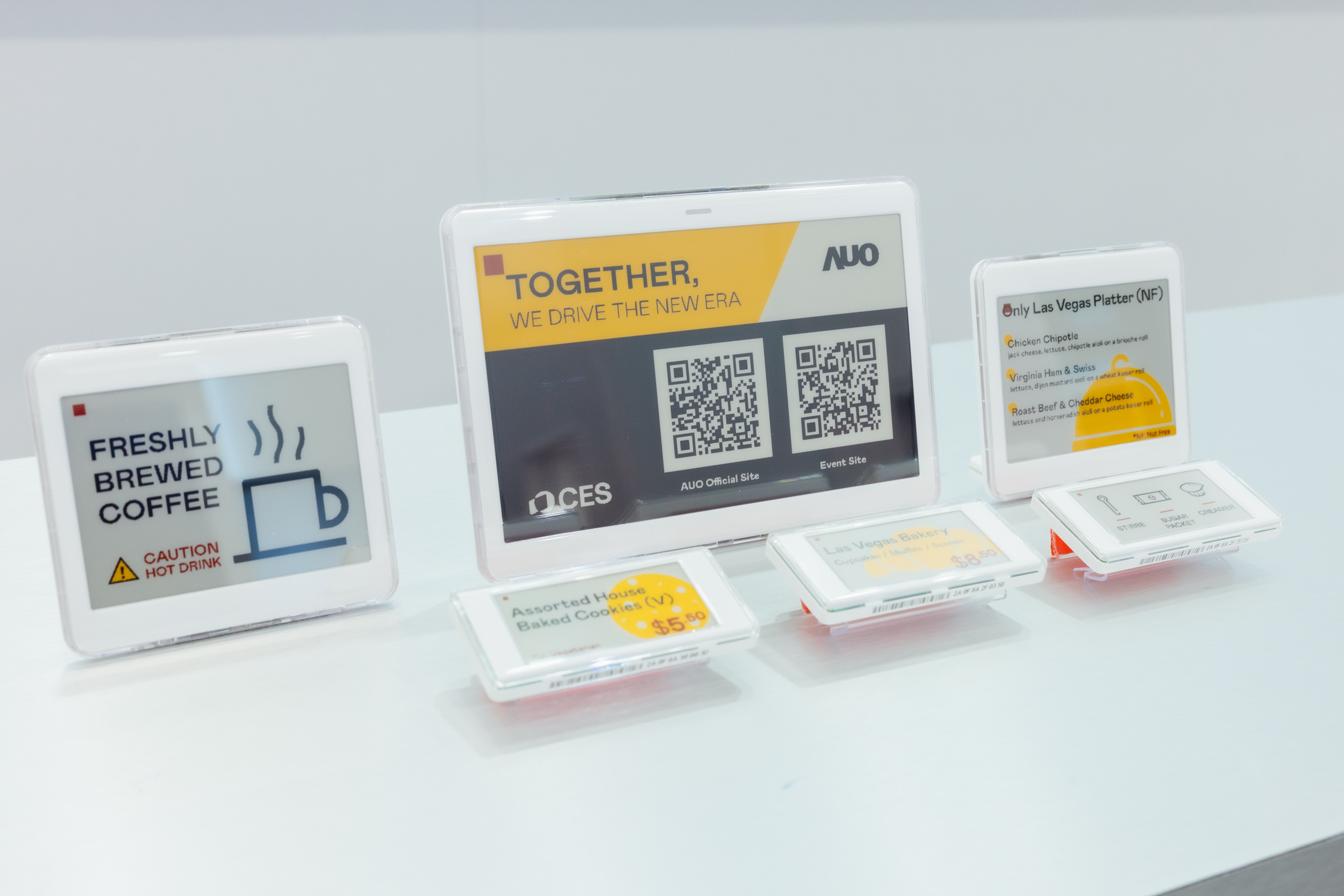 达擎开发的低功耗、全彩的aecoPost电子纸解决方案，仅在更新画面时需要微量的电力驱动，无需布建电线的便捷设计，使其可灵活应用、弹性选择置放处；可搭配aecoTag电子货架卷标解决方案，驱动商店内所有数字广告牌和电子货架卷标，以远程控制实现动态变价，提升门市人员作业效率，并以无纸化落实永续经营目标。