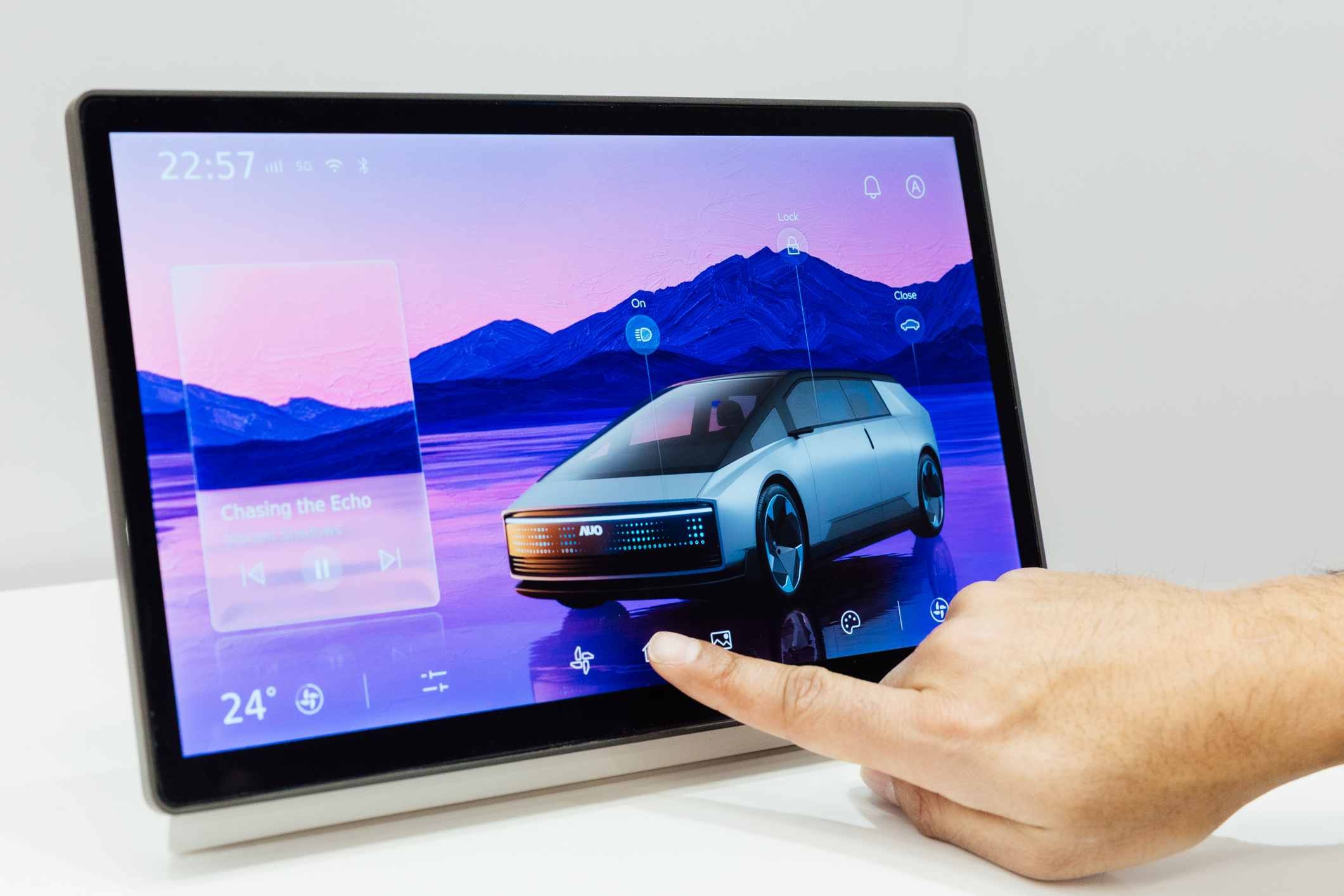 将先进抗反光技术导入于CID中控台呈现全时可视效果，并支持与座舱环境完美融合，带来清晰且不干扰的驾驶与座舱操作体验，兼容座舱质感与行车安全。