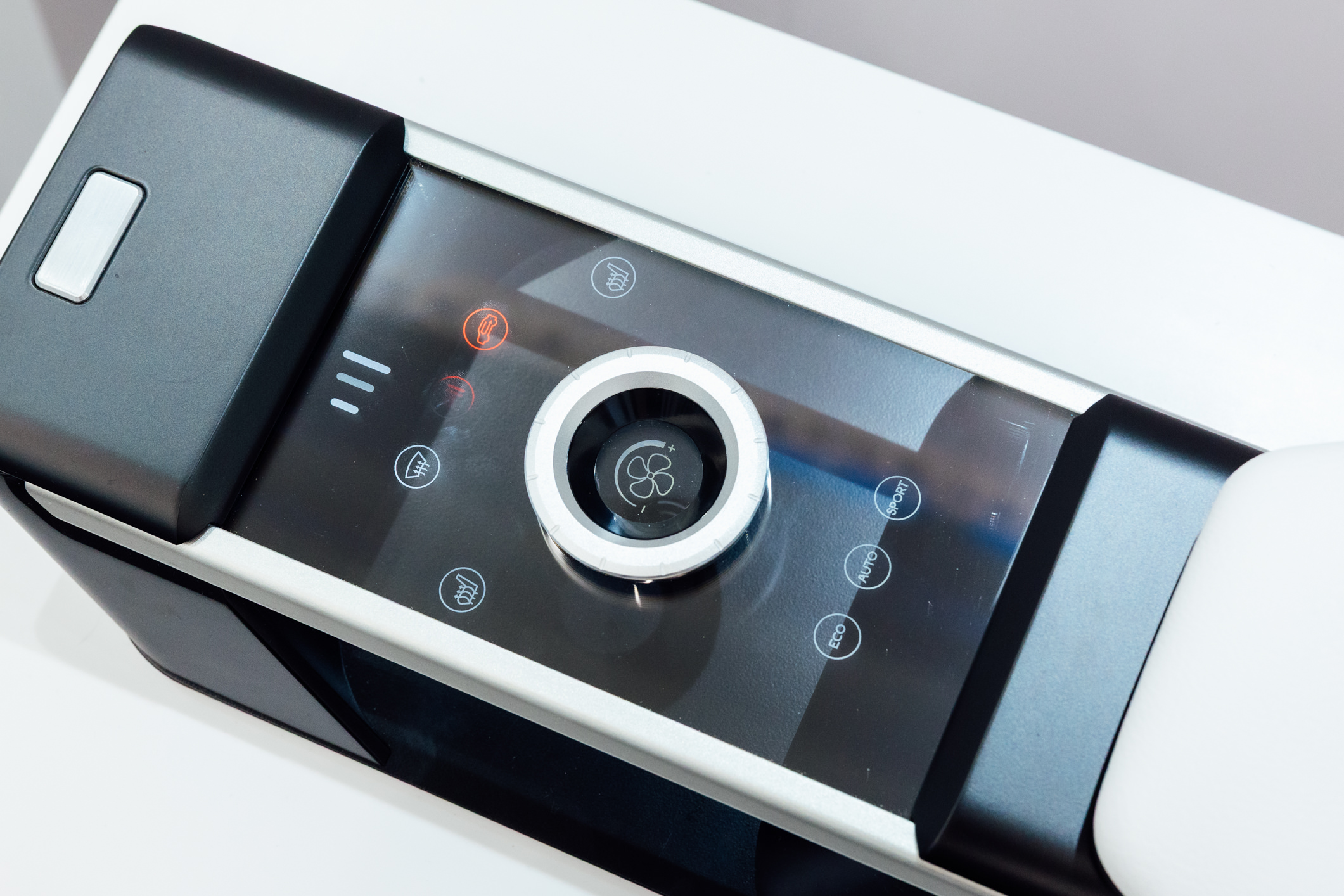 以极简设计打造的CrystalSense Console，为中央扶手区带来创新突破，将功能隐藏于简约的外观中，并采用悬浮式旋钮搭配玻璃面板与主动触觉回馈，仅在操作时才显现功能选单，提供直觉且可自定义的互动体验。